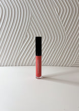 Load image into Gallery viewer, Perfect Pink Lustre Lasting Lip Gloss

